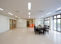 広々とした洋室の居室