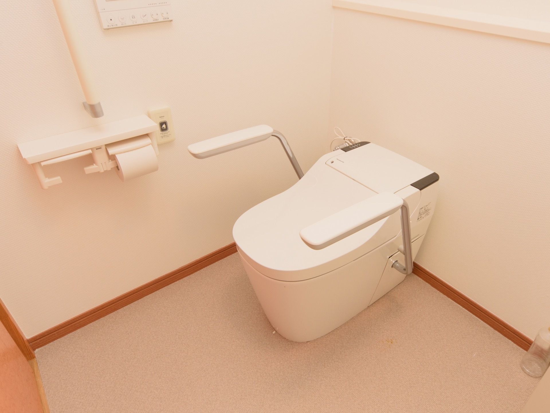 トイレには温水洗浄便座が設置してあり、両横には肘掛けがある。壁にも手すりがあり、緊急時のナースコールも取り付けてある。