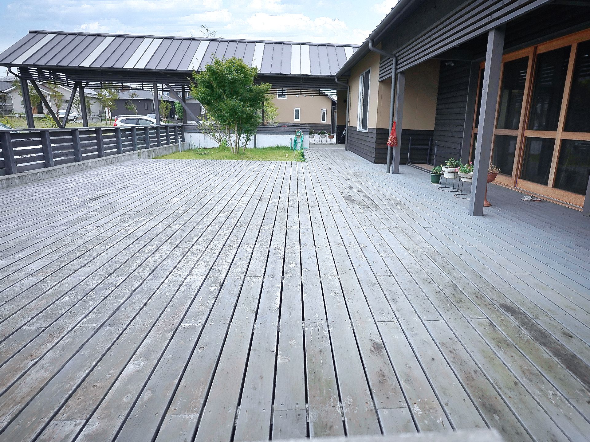 玄関のすぐ側には、広々としたベランダを設置