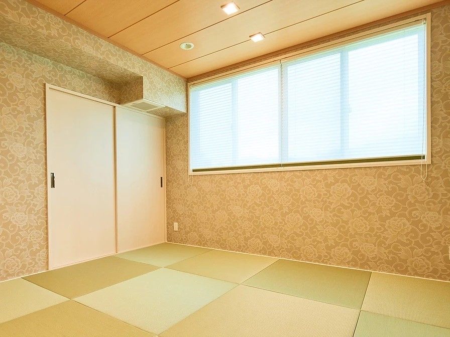 フチなしの畳と窓、収納設備がついている施設内の居室の様子。静謐な雰囲気のある部屋