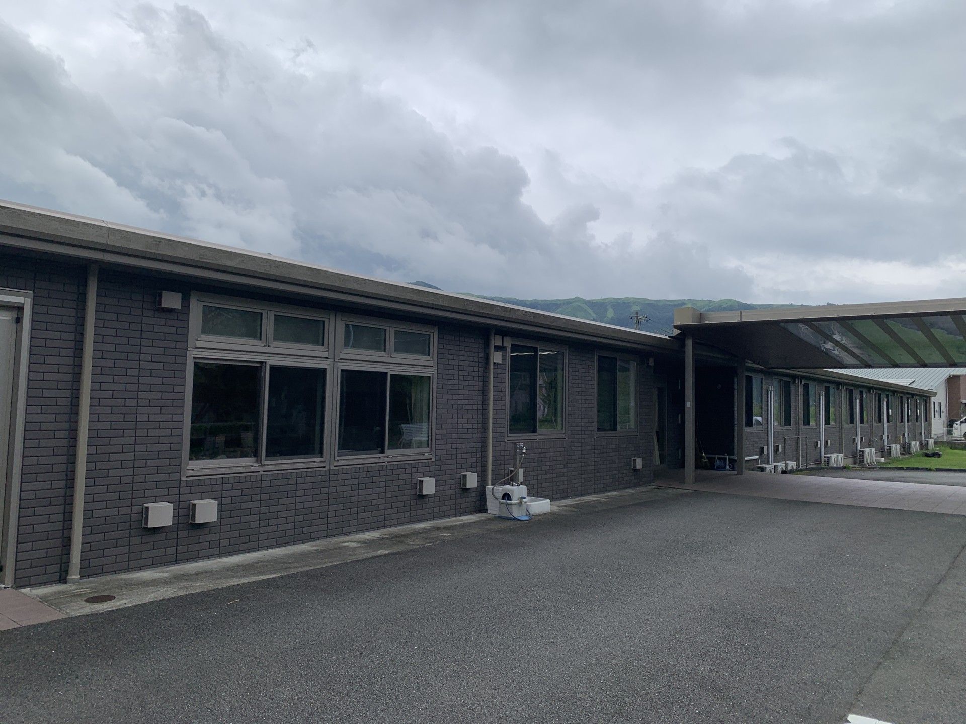 車椅子に座っている高齢女性と介助をする女性ヘルパー