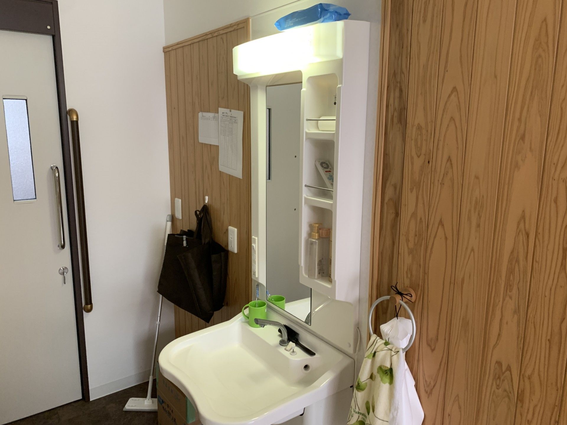 洗面台と収納棚の一角