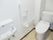 トイレは白で統一され、手洗い場や手すり、呼び出しボタンが付いている。