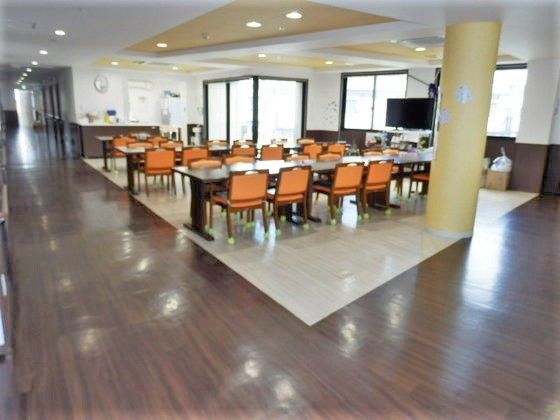 長テーブルが複数置かれた食堂には大きなテレビもあり、日当たりも良好。