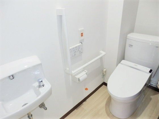操作パネルや呼び出しボタン、手すしや洗面所が付いたトイレは広く、フローリング。