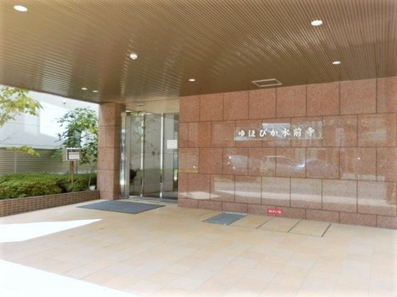 大きな車寄せが付いた玄関。玄関前にはマットが敷かれ、ポストもある。