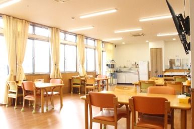 明るい食堂の様子