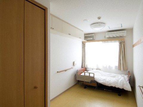 介護用ベッドには柵を付けているので、就寝中に転落の心配がない。エアコンを設置しており、年中快適な室温で過ごせる。