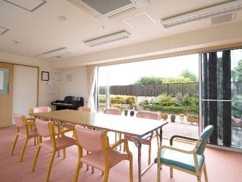 扉が広く開放されたサッシ扉からテラスに出ることができるダイニング
