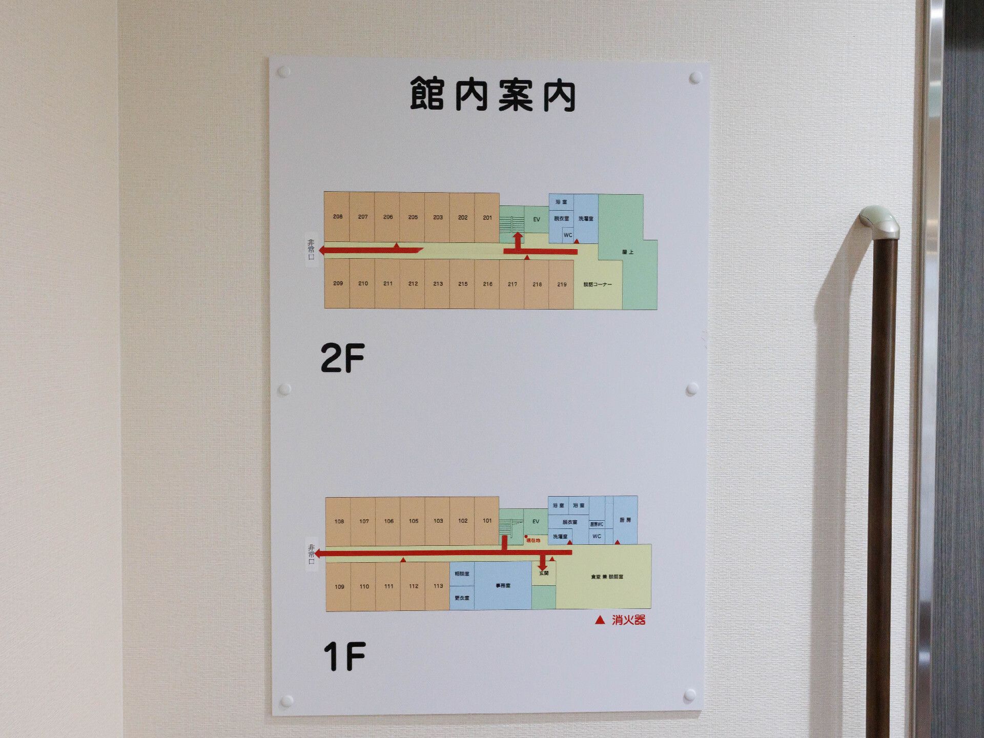 施設の案内図が取り付けられている廊下