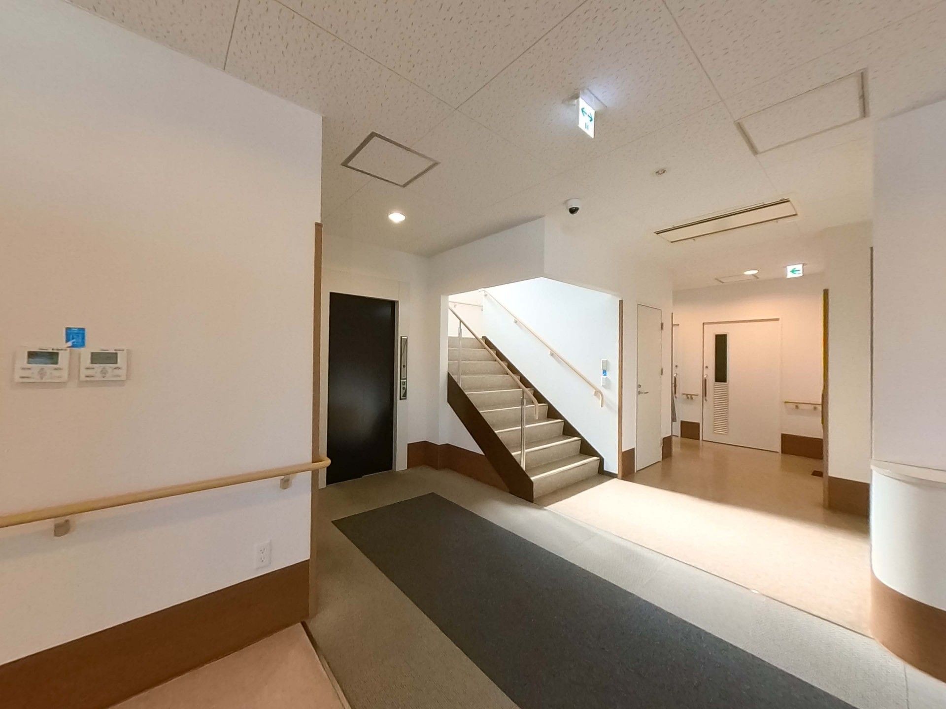 明るい廊下と階段
