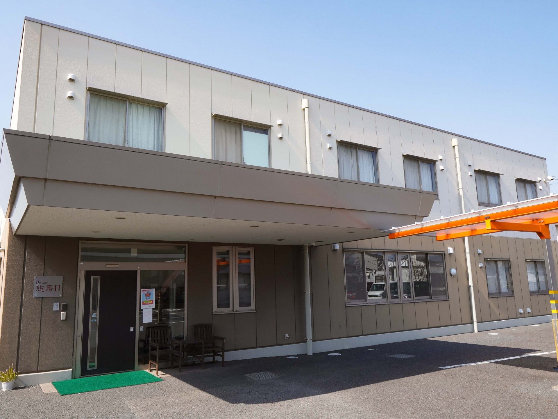 落ち着いた外観の建物
