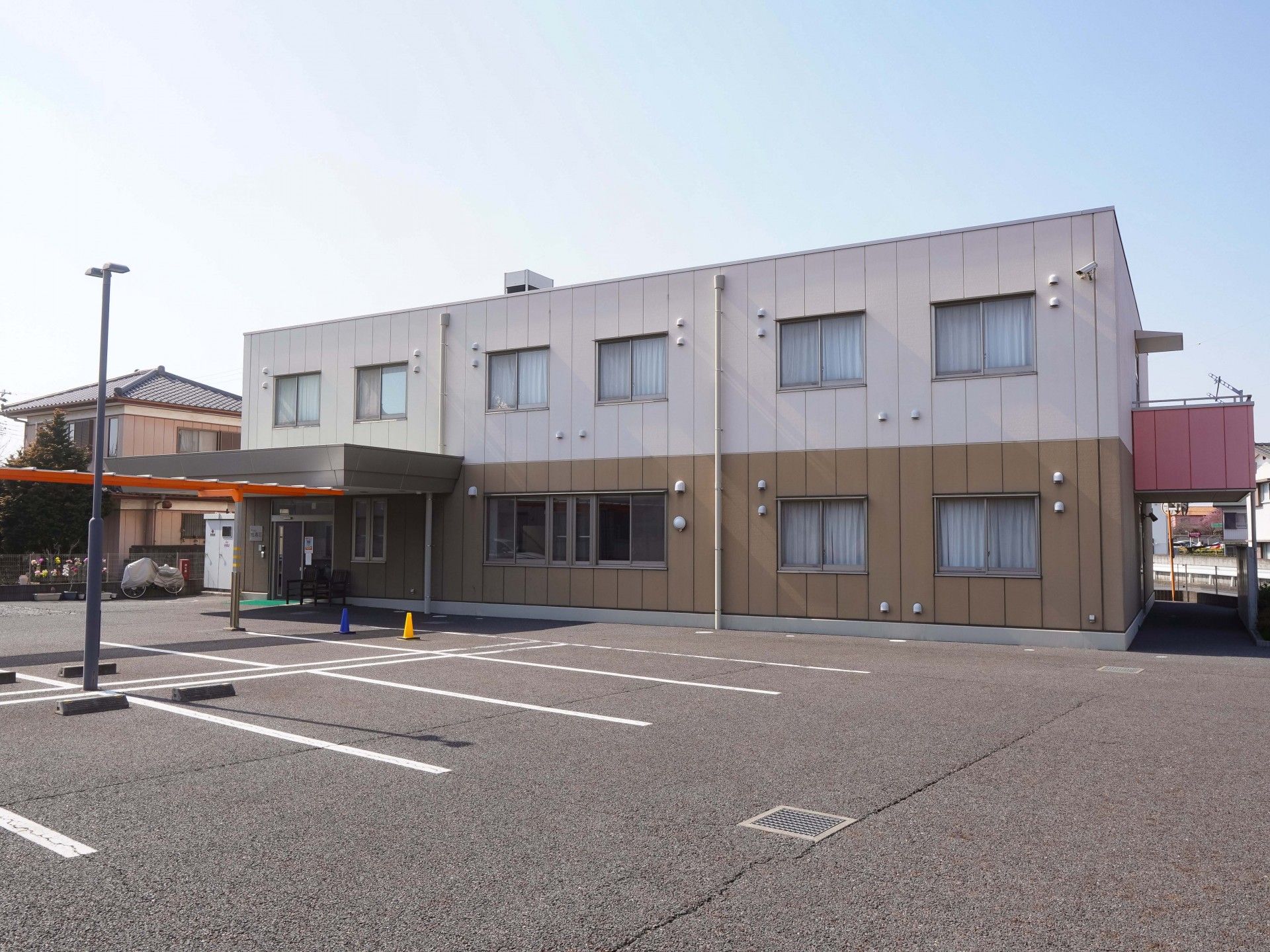 駐車場のある建物外観