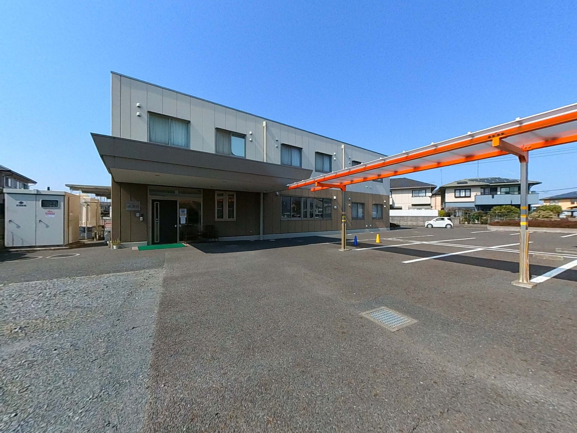 広い駐車場の建物外観