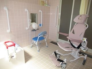 一人用の浴槽が設置された浴室にはシャワーやシャワーチェアがあり、機械浴も設置されている。