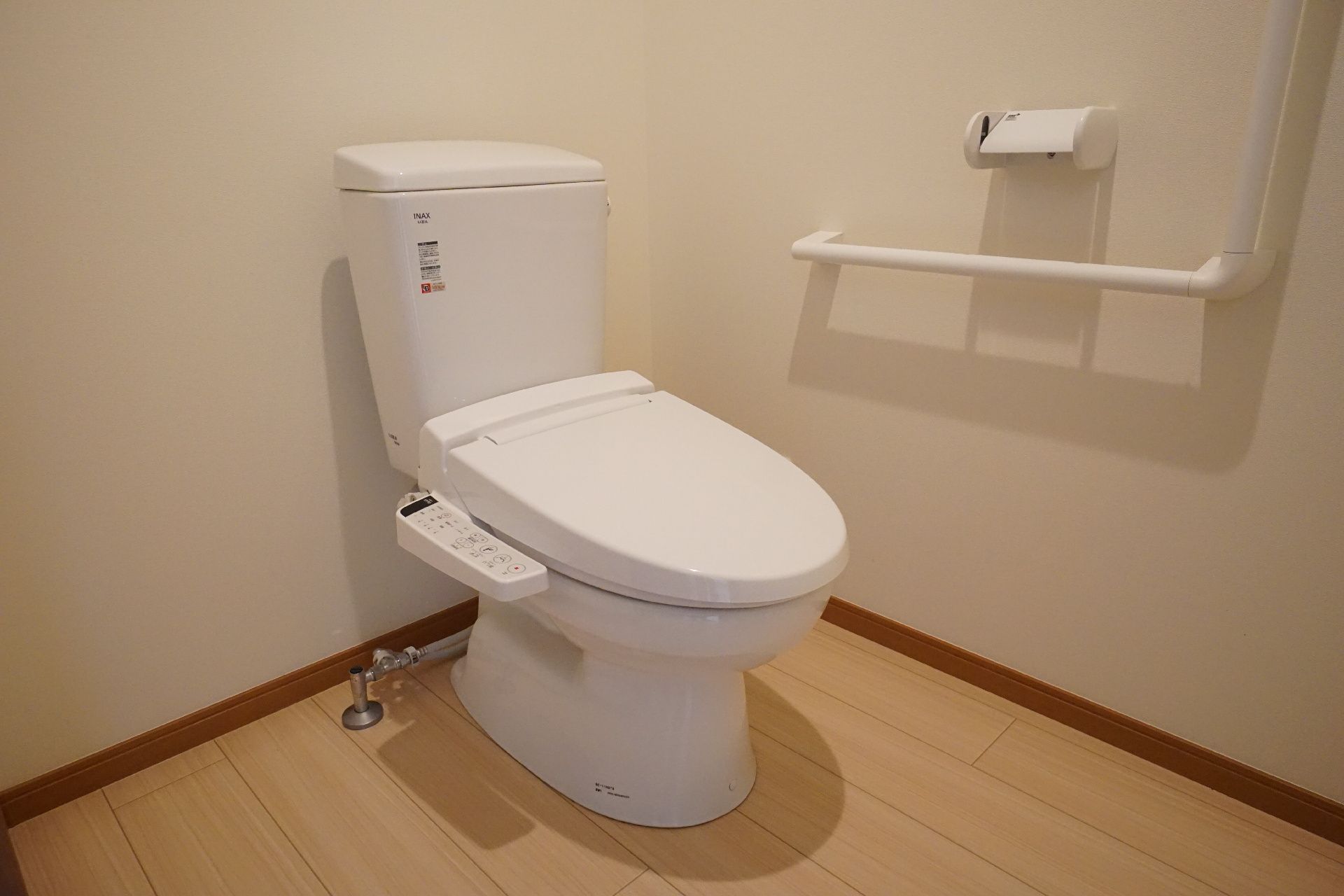 手すりが設置されているトイレ