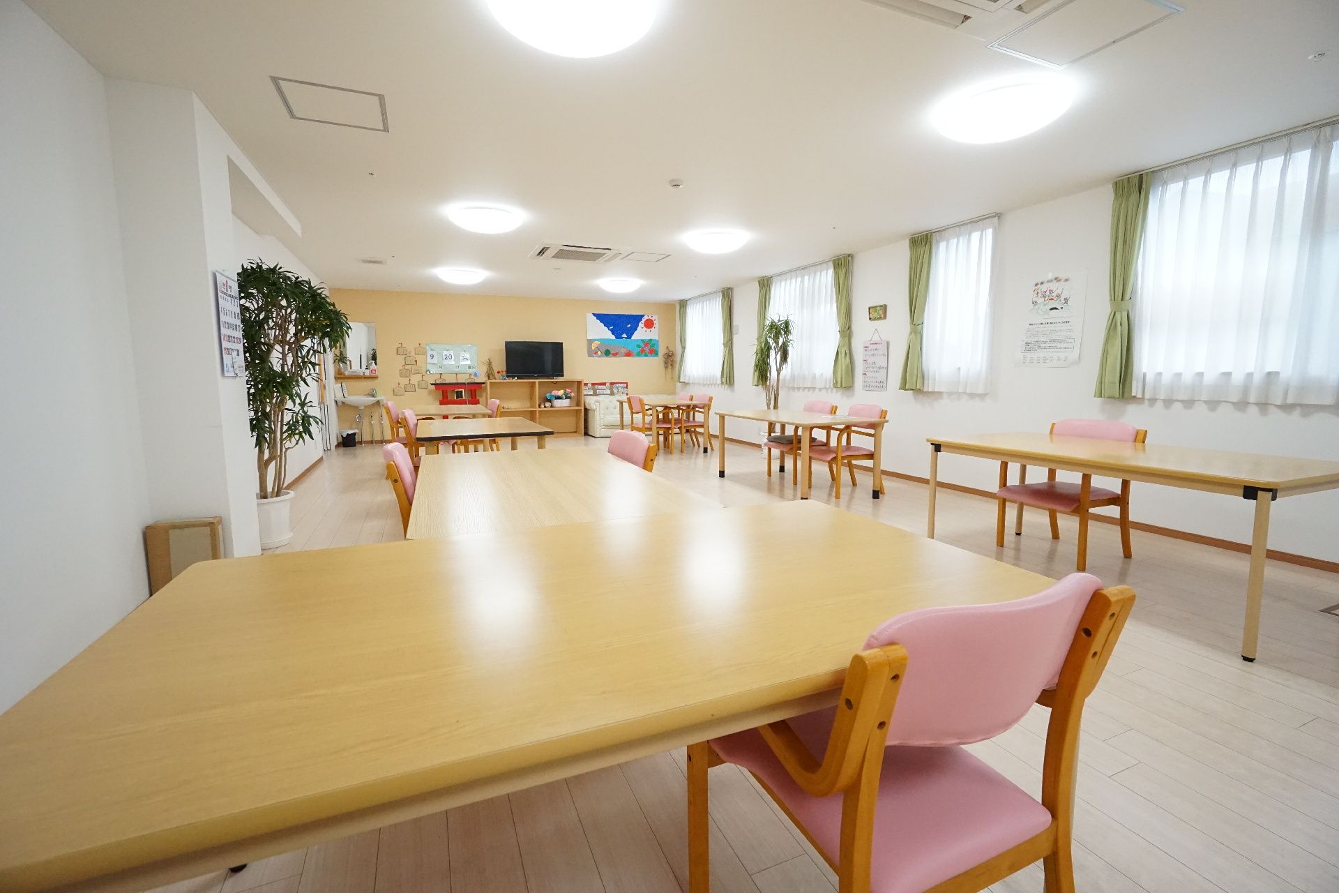 大きなテーブルを設置している共有スペース