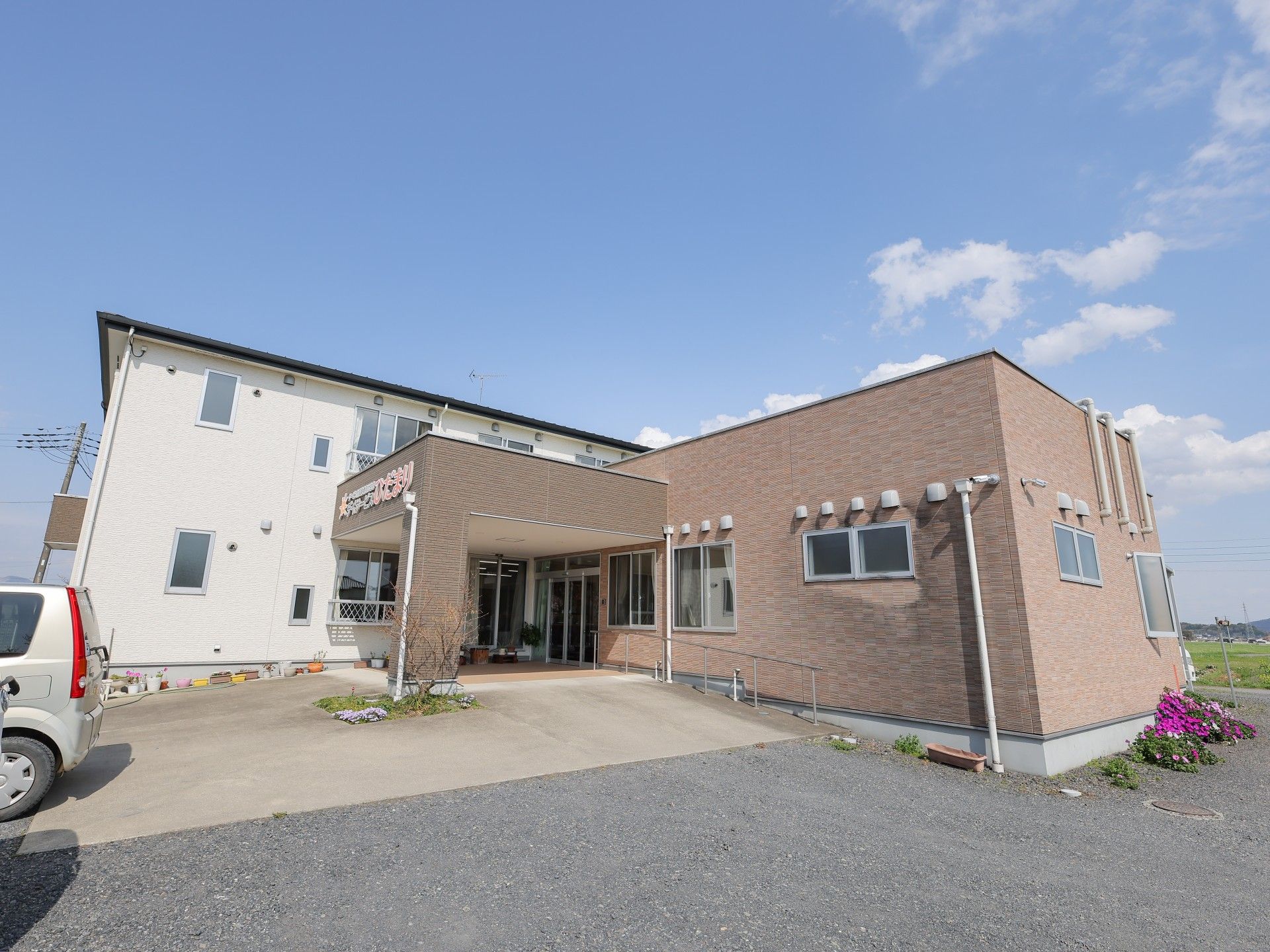 広いエントランスの建物