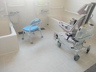 右側にはレールが付いた一人用の浴槽が設置され、左側には一人用の浴槽が設置され、中央にはシャワーやシャワーチェア、リフトがある。
