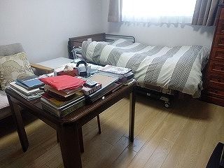 段差のないフローリングの部屋には寝具付きのベッドやソファ、テーブルなどがあ、大きな窓も付いている。