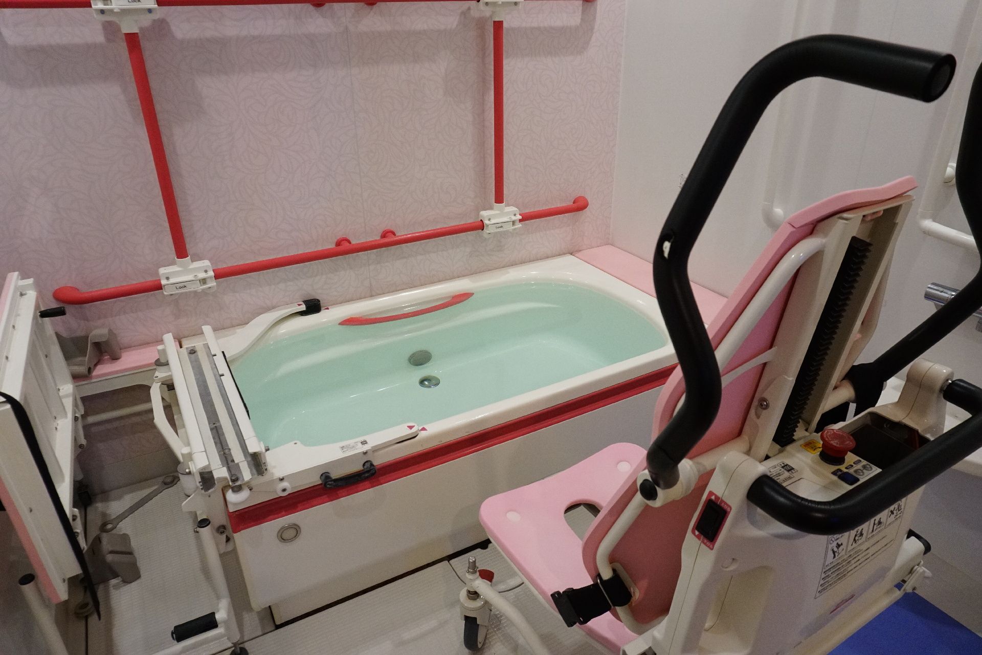 手すりが取り付けられ、高齢者の方が安全に使用できる浴室