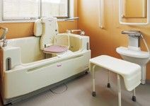 バリアフリー設計の浴室