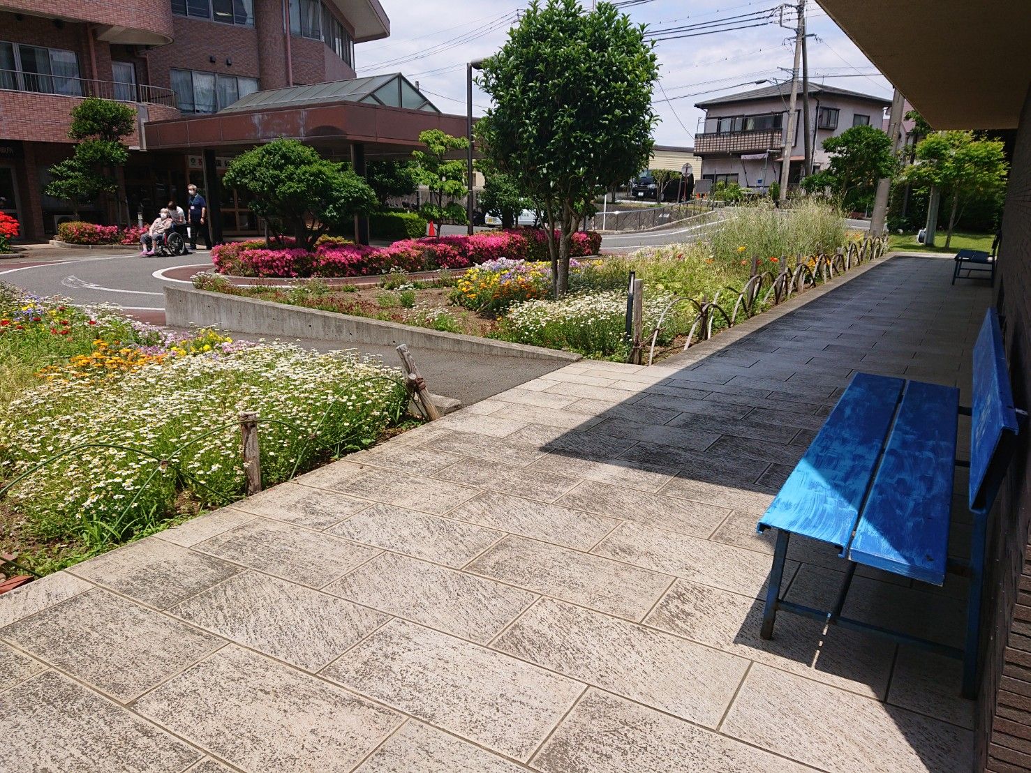 花壇とベンチのあるエントランス