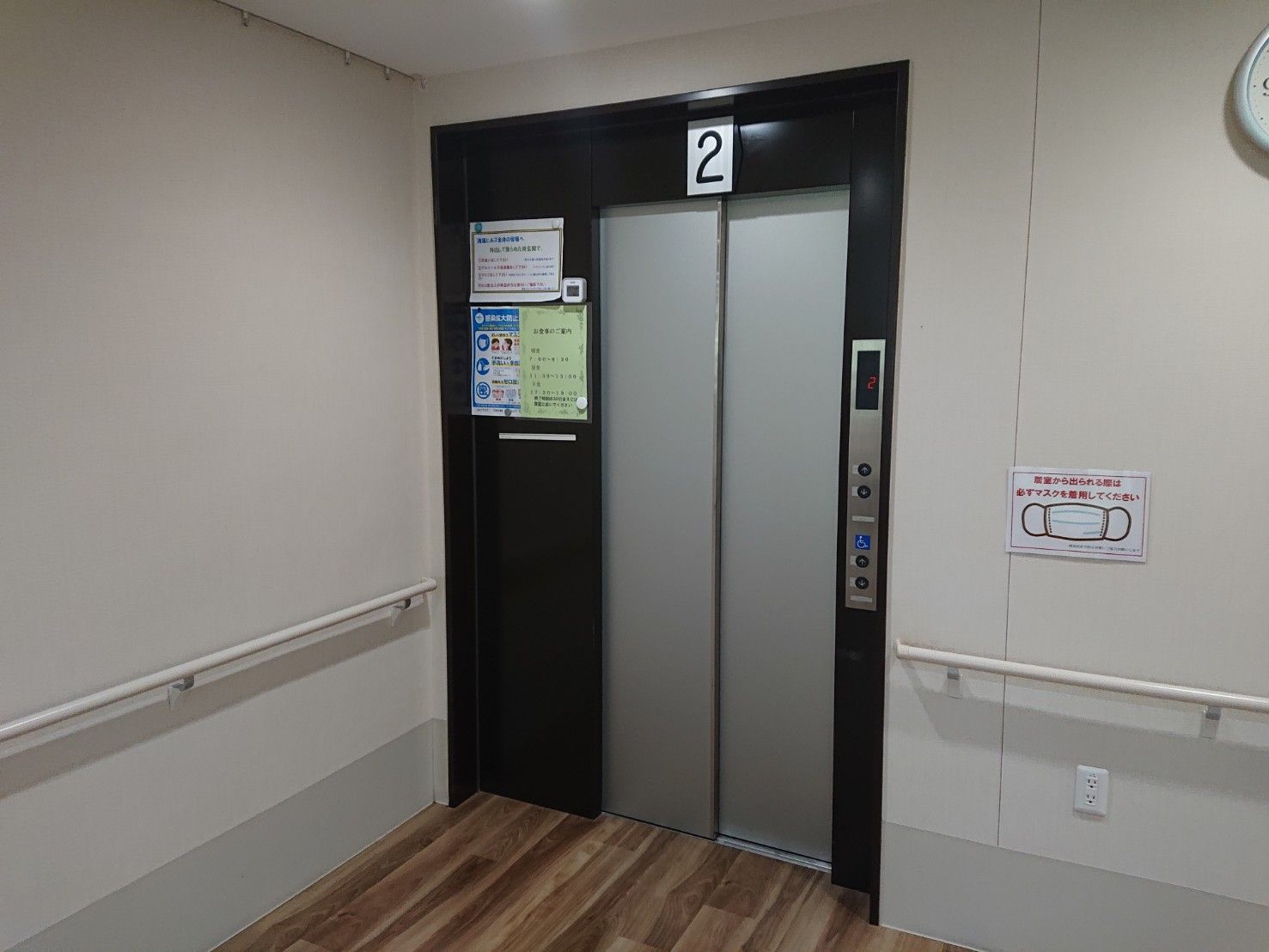 バリアフリー設計のエレベーター