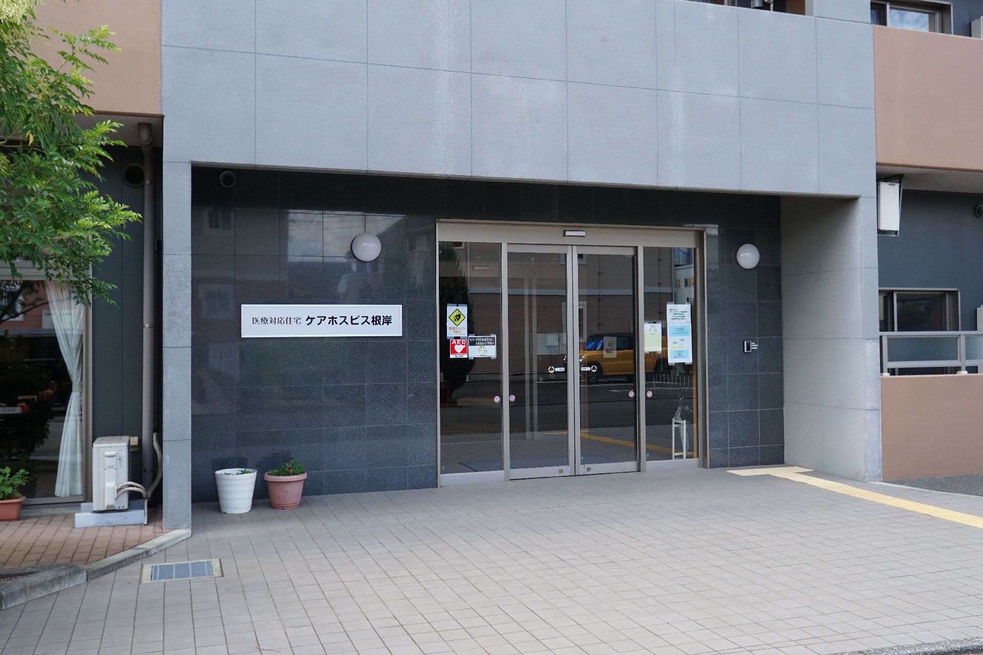 点字ブロックが伸びた自動ドアが付いた建物の入り口