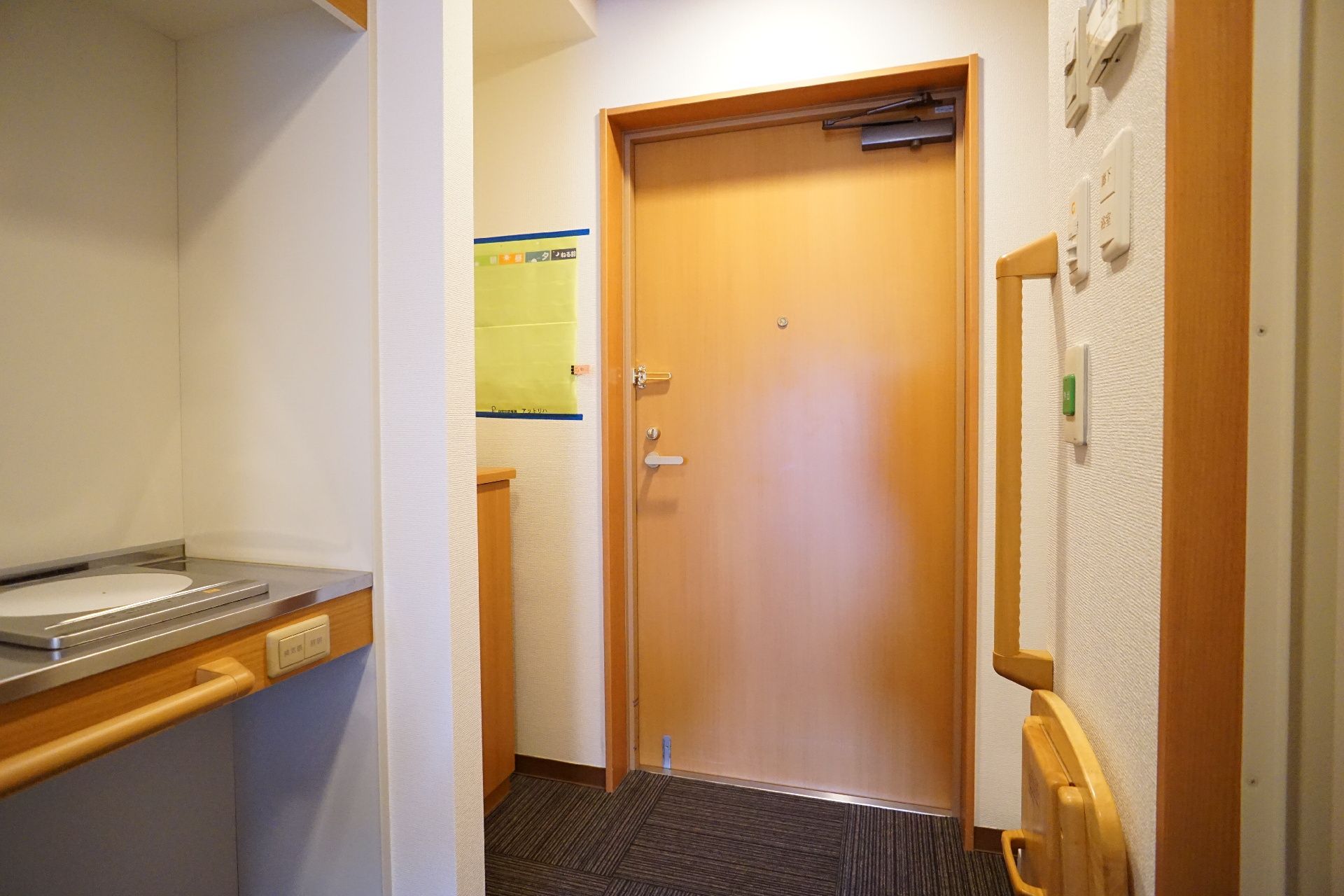 白い部屋に設置された木製の扉