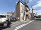 静かな街並みと老人ホーム外観