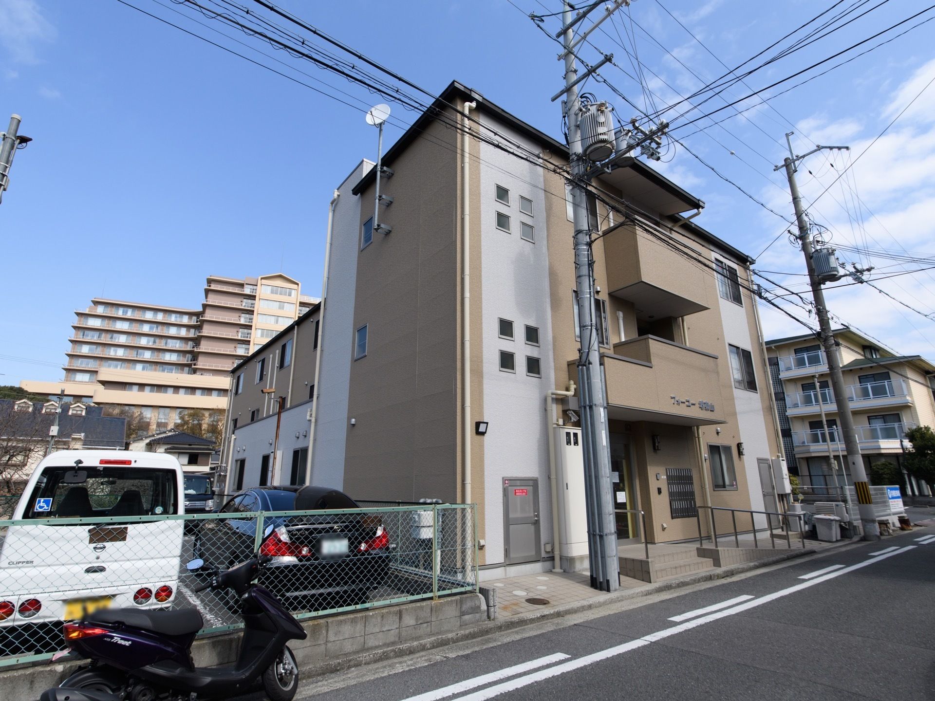 施設は住宅街の道路沿いに立地している。外壁はブラウンを基調としており、落ち着いた雰囲気になっている。入口にはスロープがある。