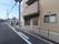 施設は閑静な住宅地に建てられている。玄関の扉は幅の広い自動ドアになっている。アプローチにはスロープが設置されている。