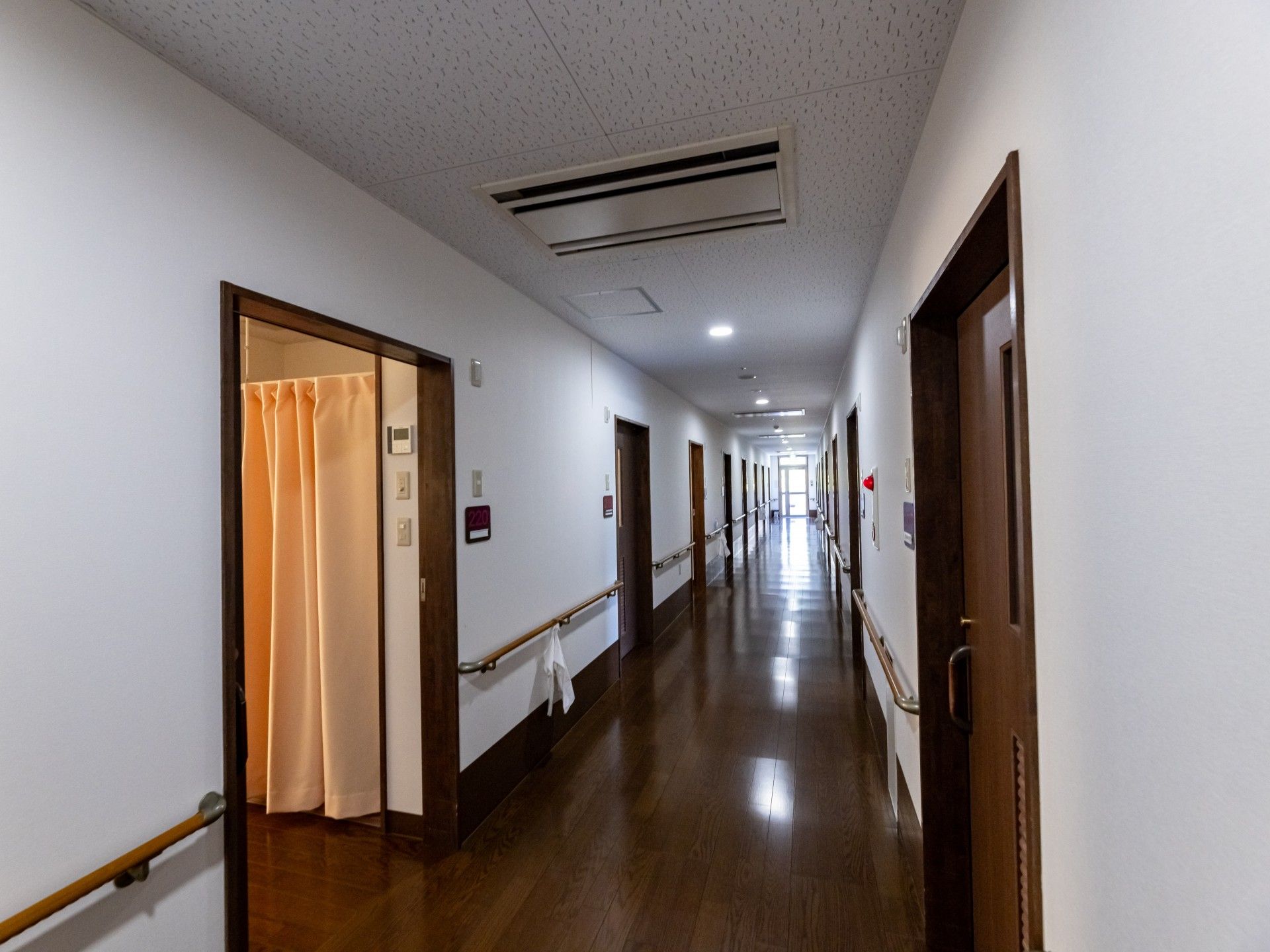 向かい合わせに居室が配置されている廊下