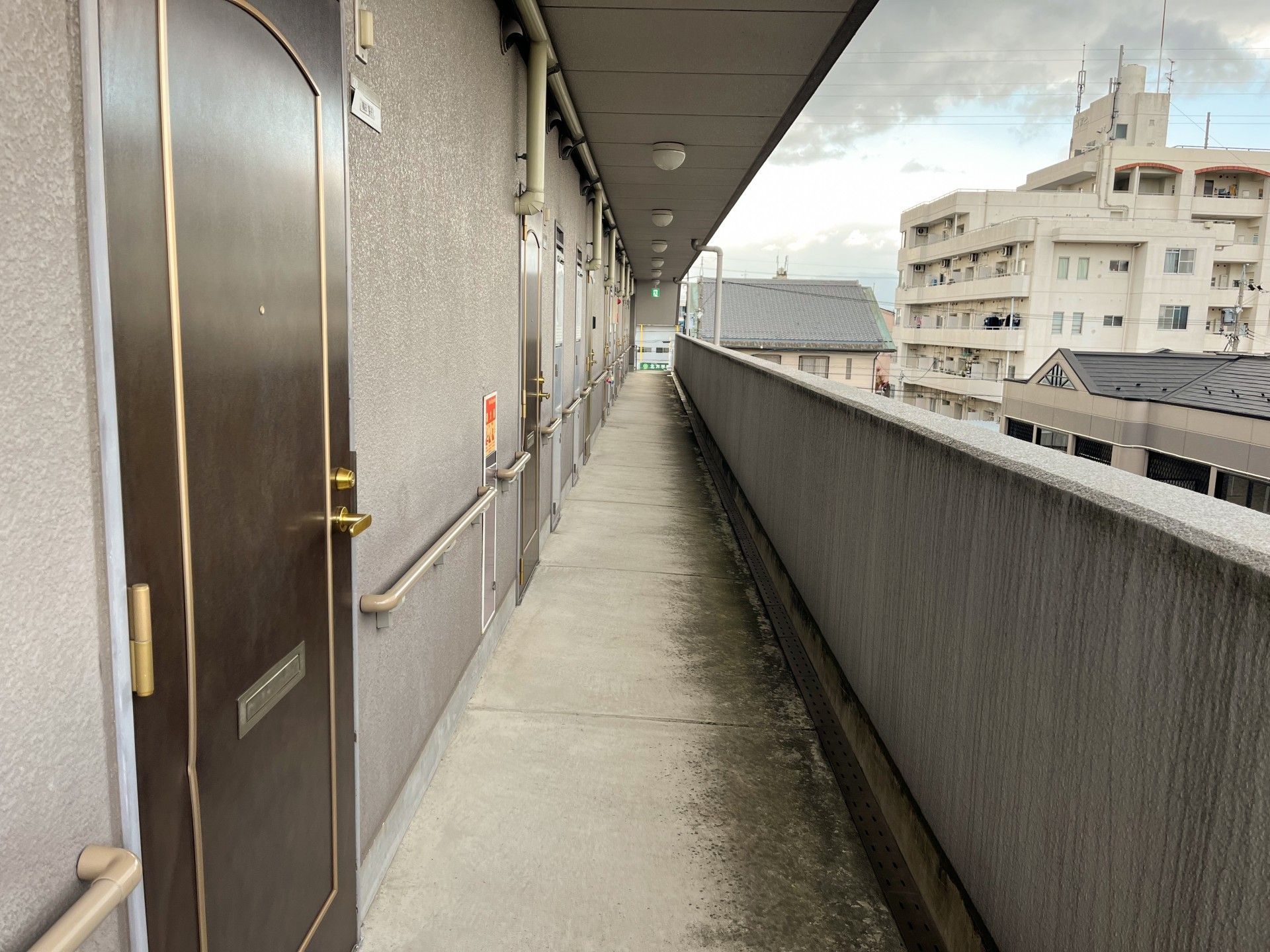 廊下と居室の扉の風景