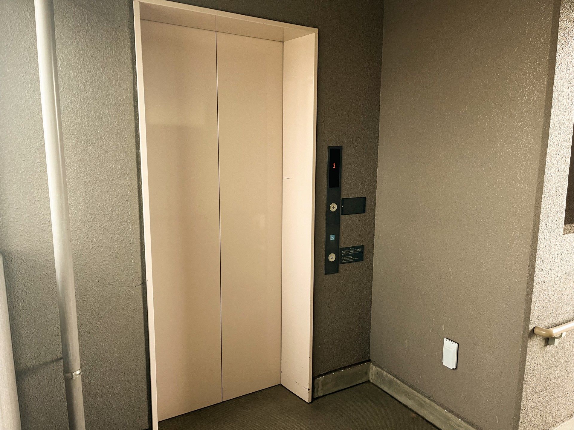 シンプルなエレベーター前