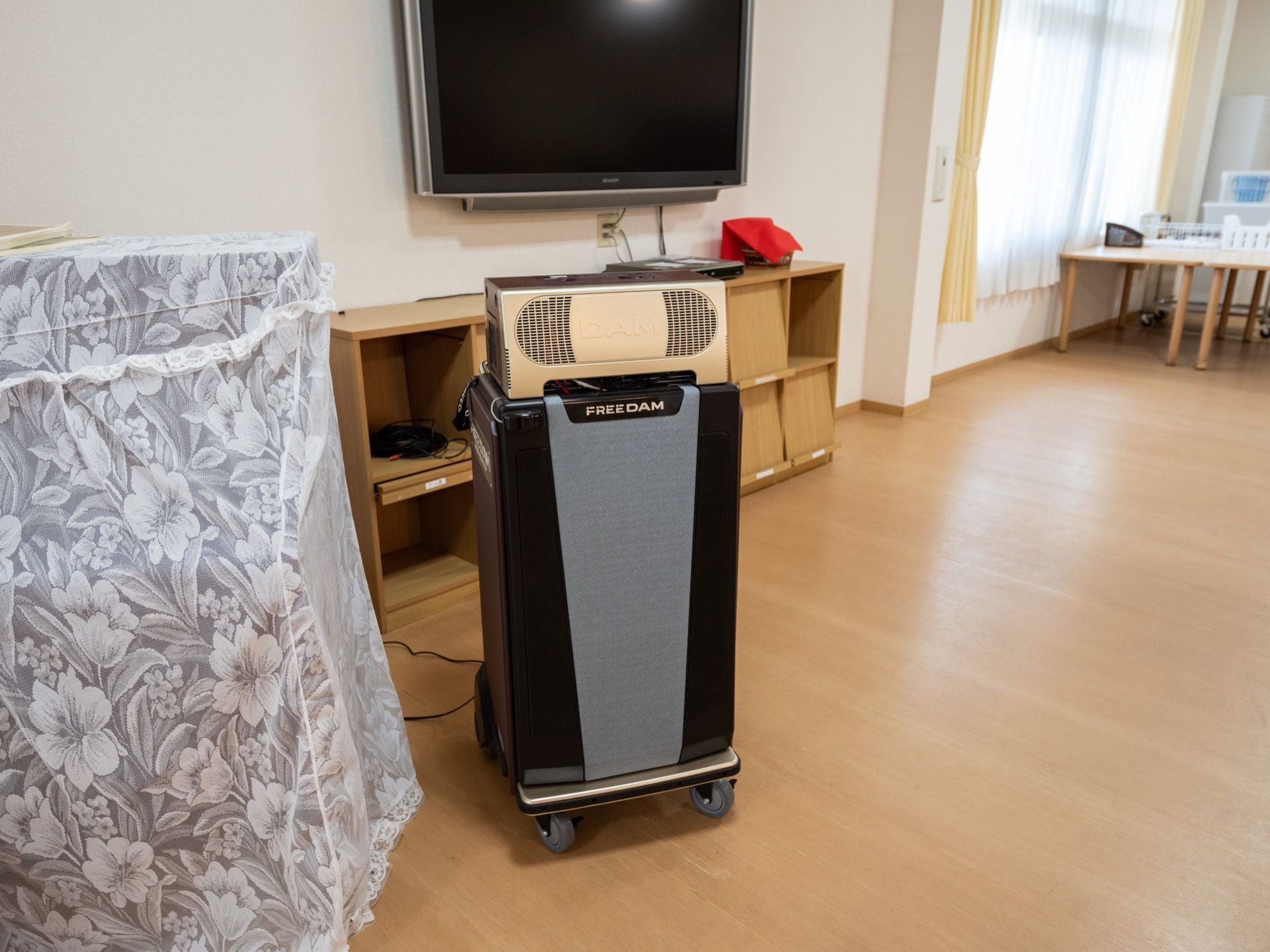 広々とした食堂には、カラオケセットやピアノ、大型液晶テレビが完備されている。食後の娯楽に最適である。