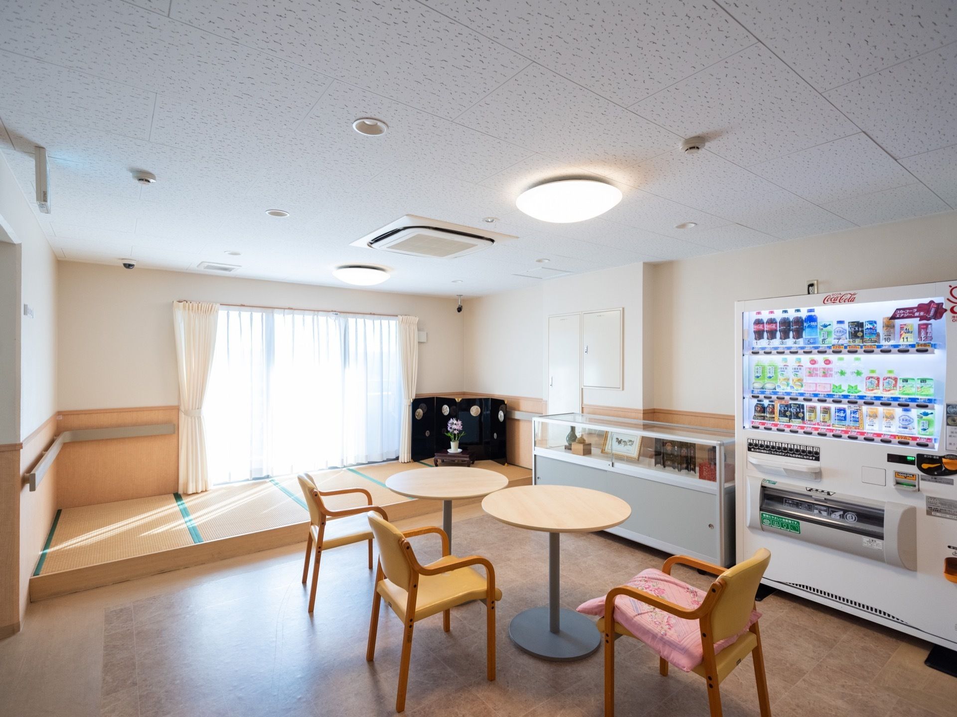 大きな窓があり、日当たりの良い休憩スペース。自動販売機が完備されているので、好きな飲み物を気軽に購入できる。