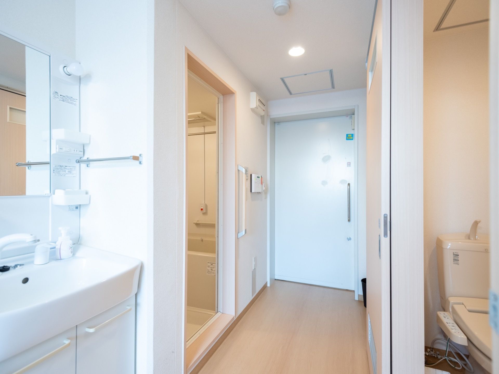 清潔感のある居室内には、トイレや浴室、洗面台といった設備が充実している。部屋から出ることなく利用できて便利である。