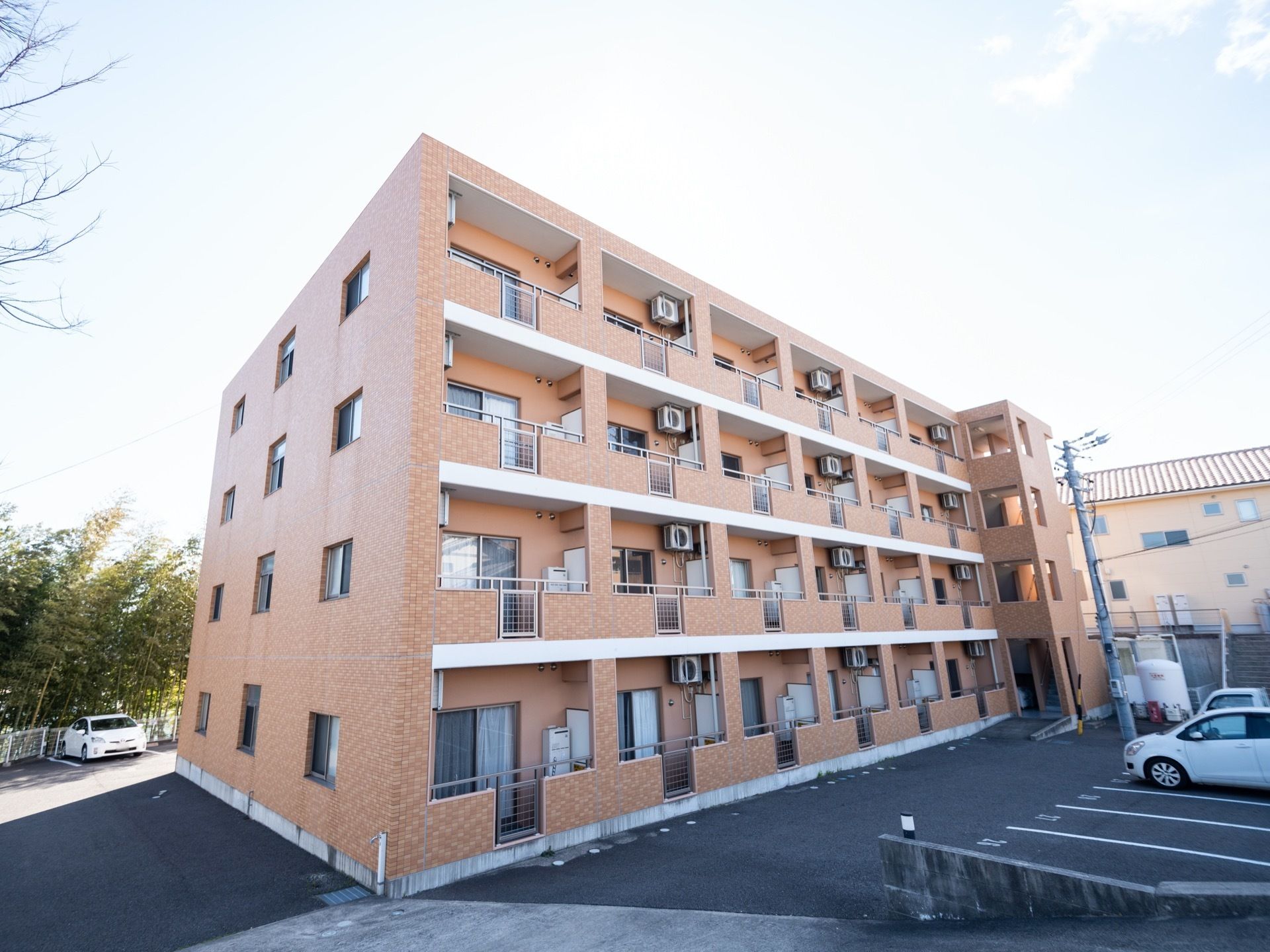 大規模なマンション風の建物である。周辺はアスファルトで舗装され、駐車スペースがたくさん用意されている。