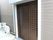 引き戸タイプとなっており、横に大きく開く構造となっている。建物内との段差が非常に少ないので車椅子でも利用がしやすい。