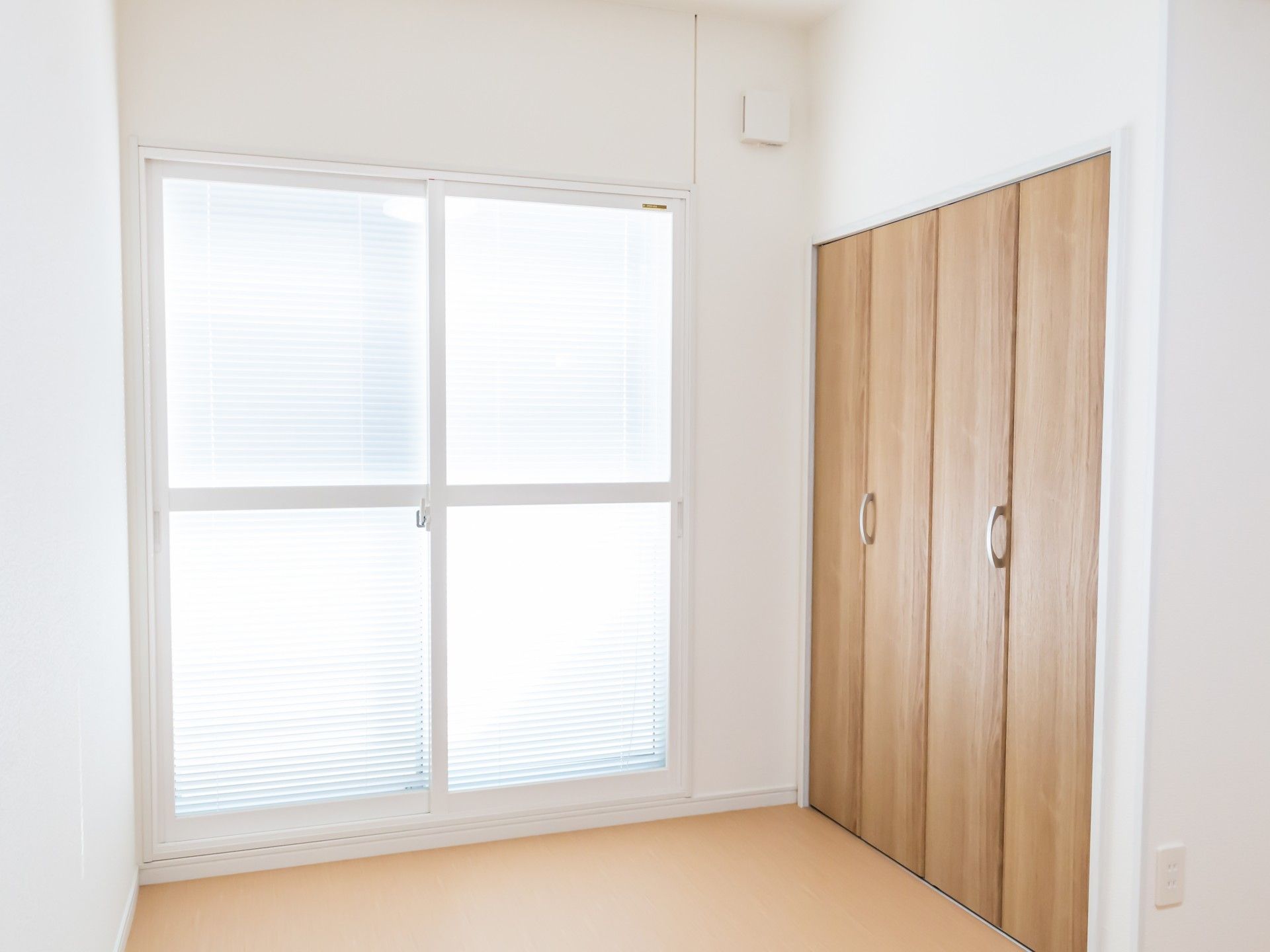 明るい窓と収納の部屋