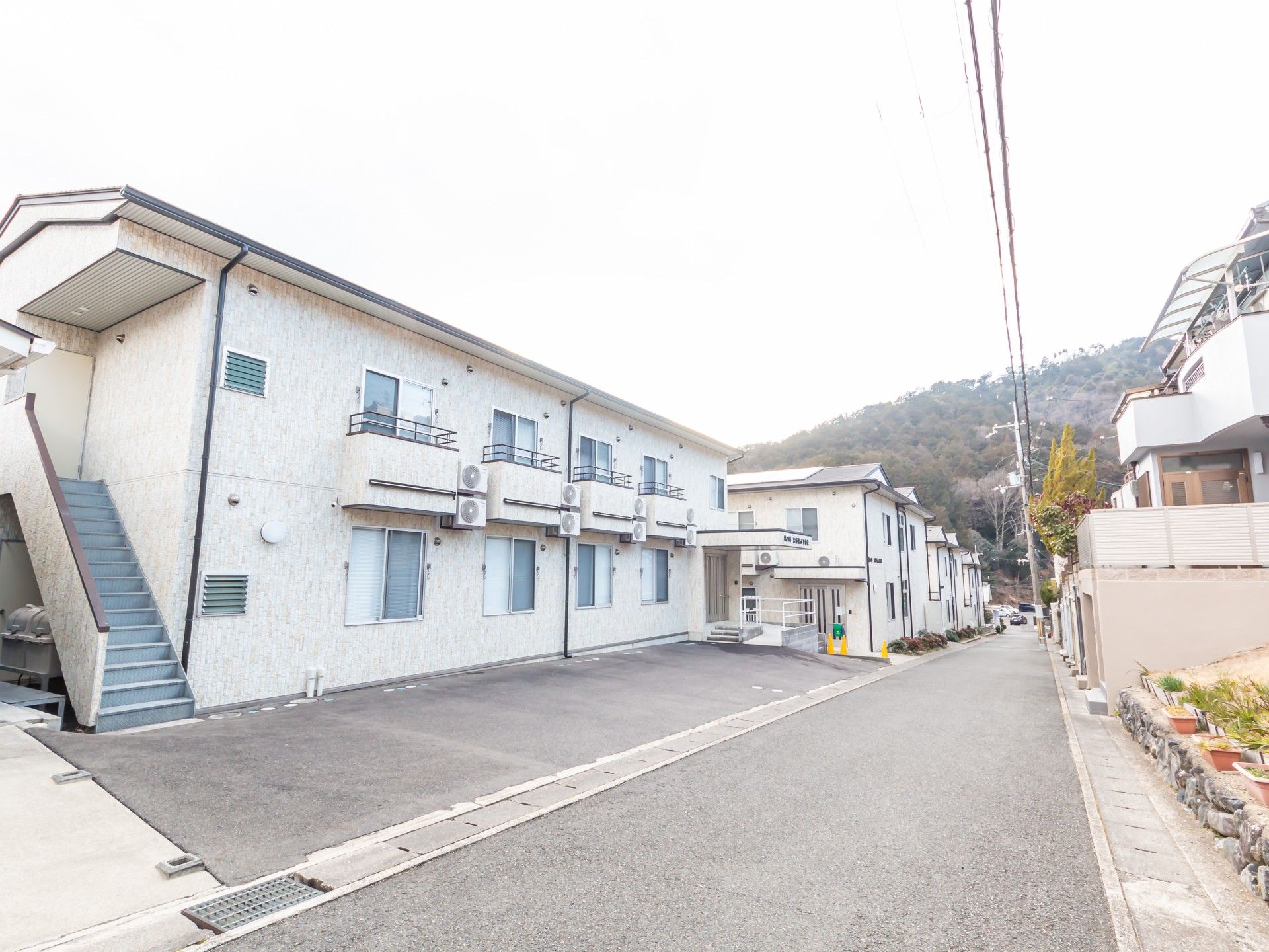 明るく清潔な外観