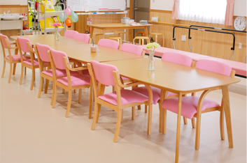 仲良く食事をしている高齢の男性と女性