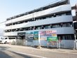 道路沿いにある施設外観