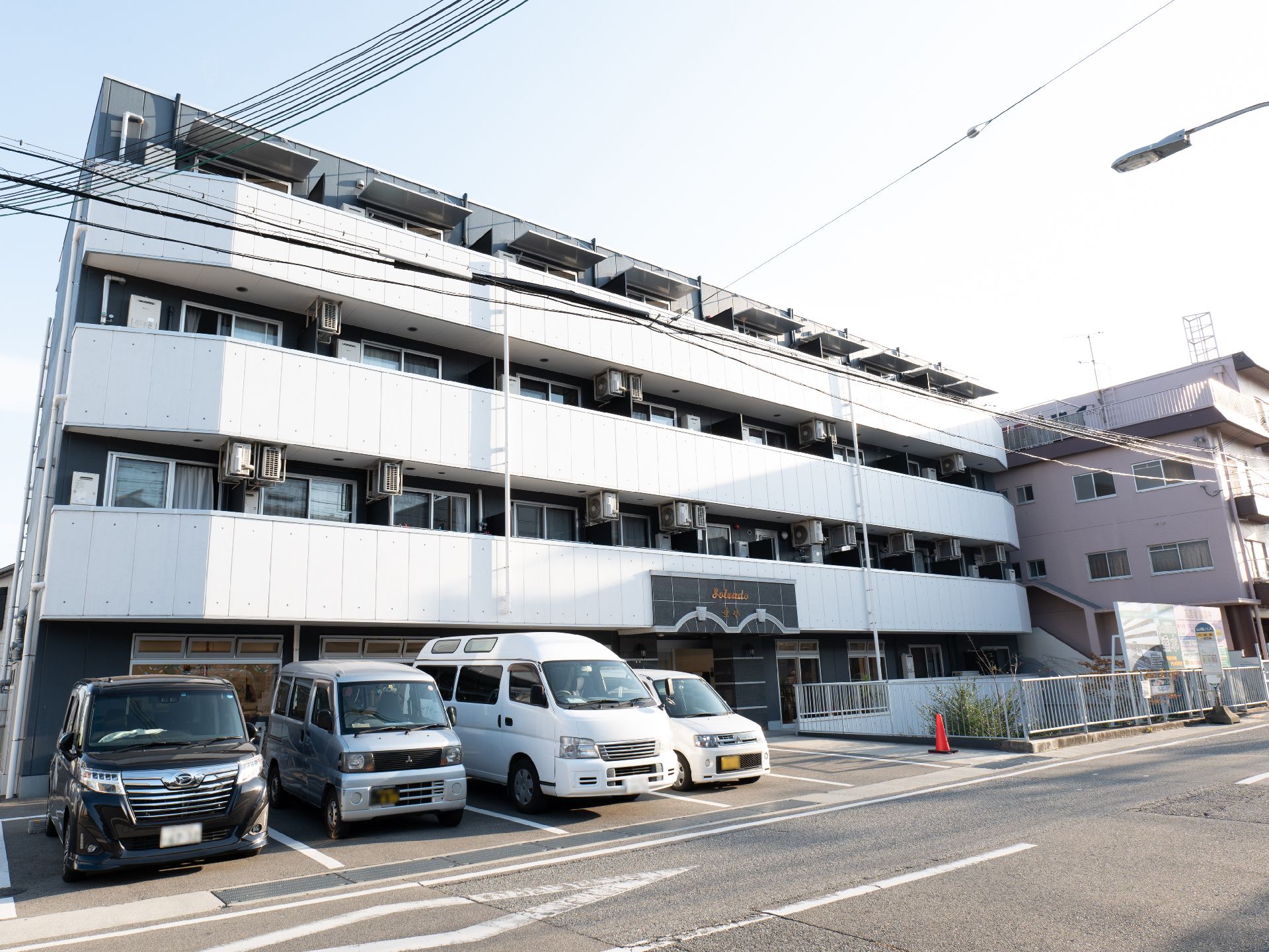白を基調とした施設外観
