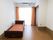 奥行きのあるフローリングの部屋に、ベッドが一台置かれている。反対側には引き戸のついた収納があり、突き当たりには窓がある。