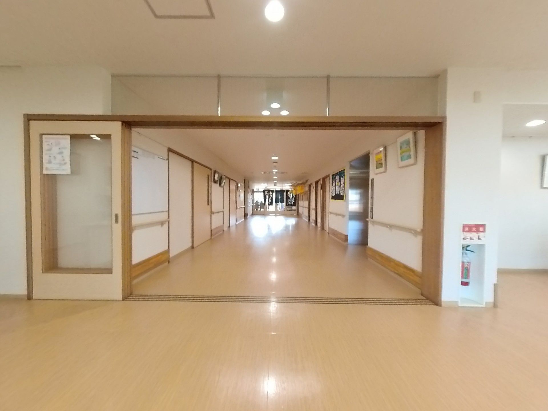 横幅の広い手すりがついた廊下