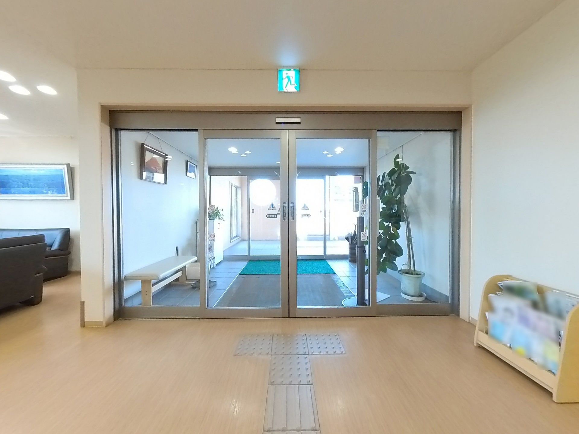 広々とした自動ドアの出入り口