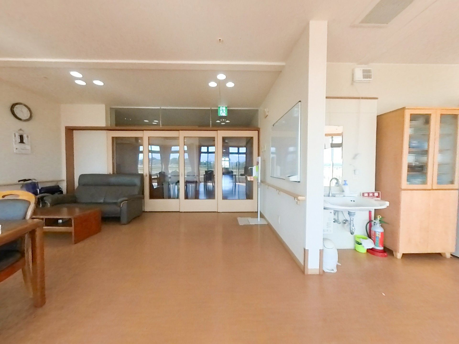 ソファーが設置されている広い内観